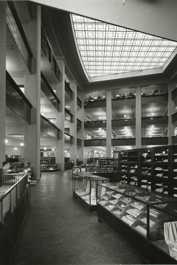 Sigurd Frosterus: Obchodní dům Stockmann v Helsinkách, 1924-1931